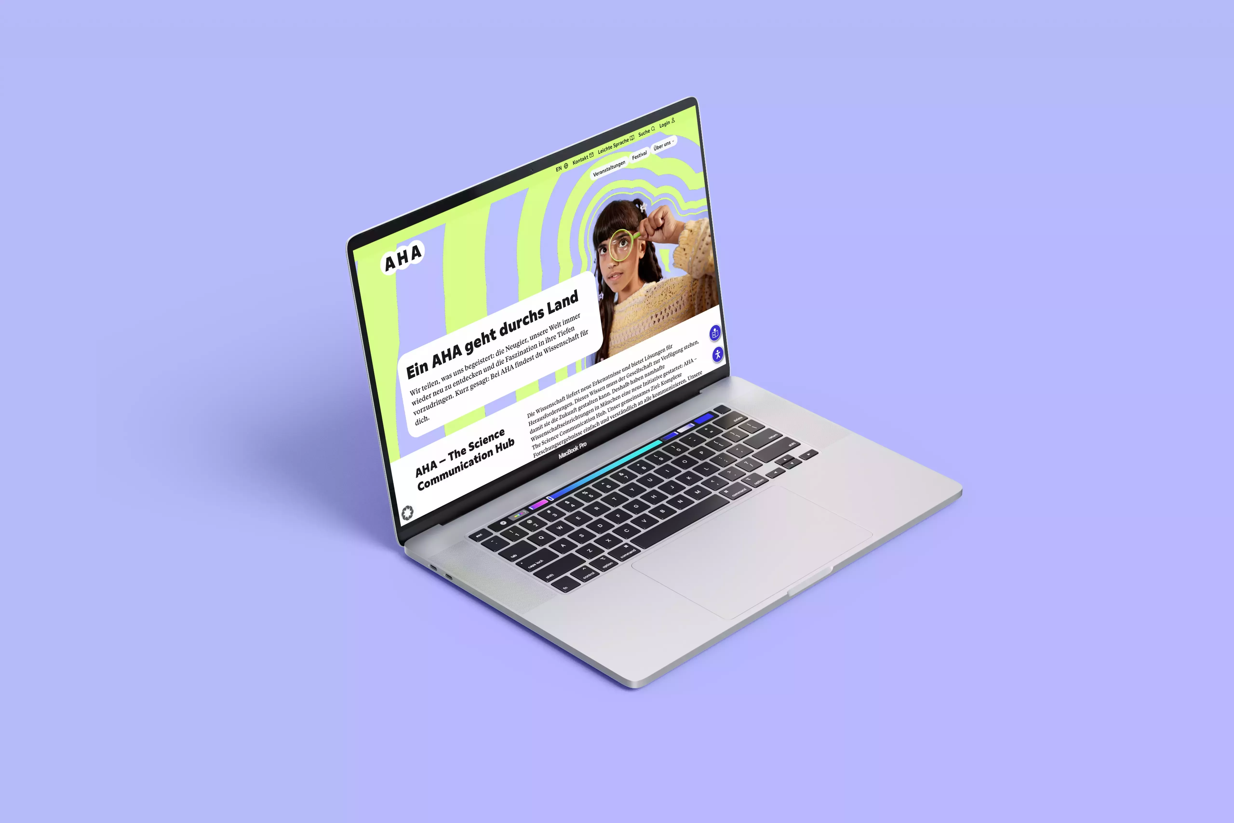 Geöffneter Laptop auf lilafarbenem Hintergrund, auf dem Bildschirm die AHA-Webseite mit grün-lila Muster, Person mit Lupe und Text \