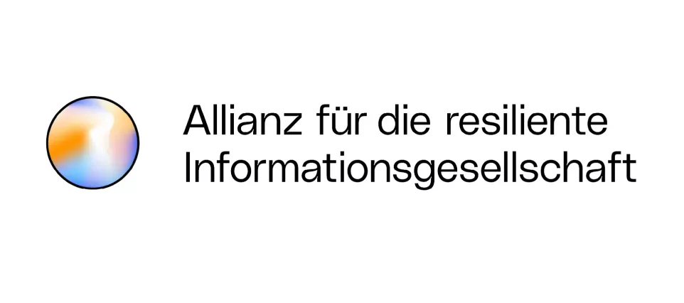 Logo mit Farbverlaufskreis in Blau, Orange und Weiß neben schwarzem Schriftzug \