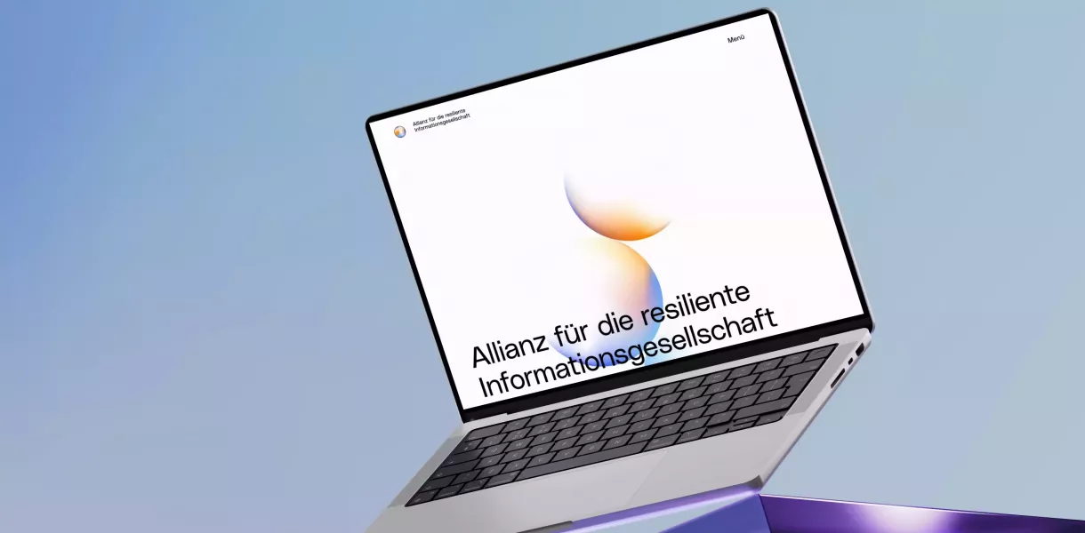 Schwebender Laptop vor blauem Hintergrund, auf dem Bildschirm die Webseite der \