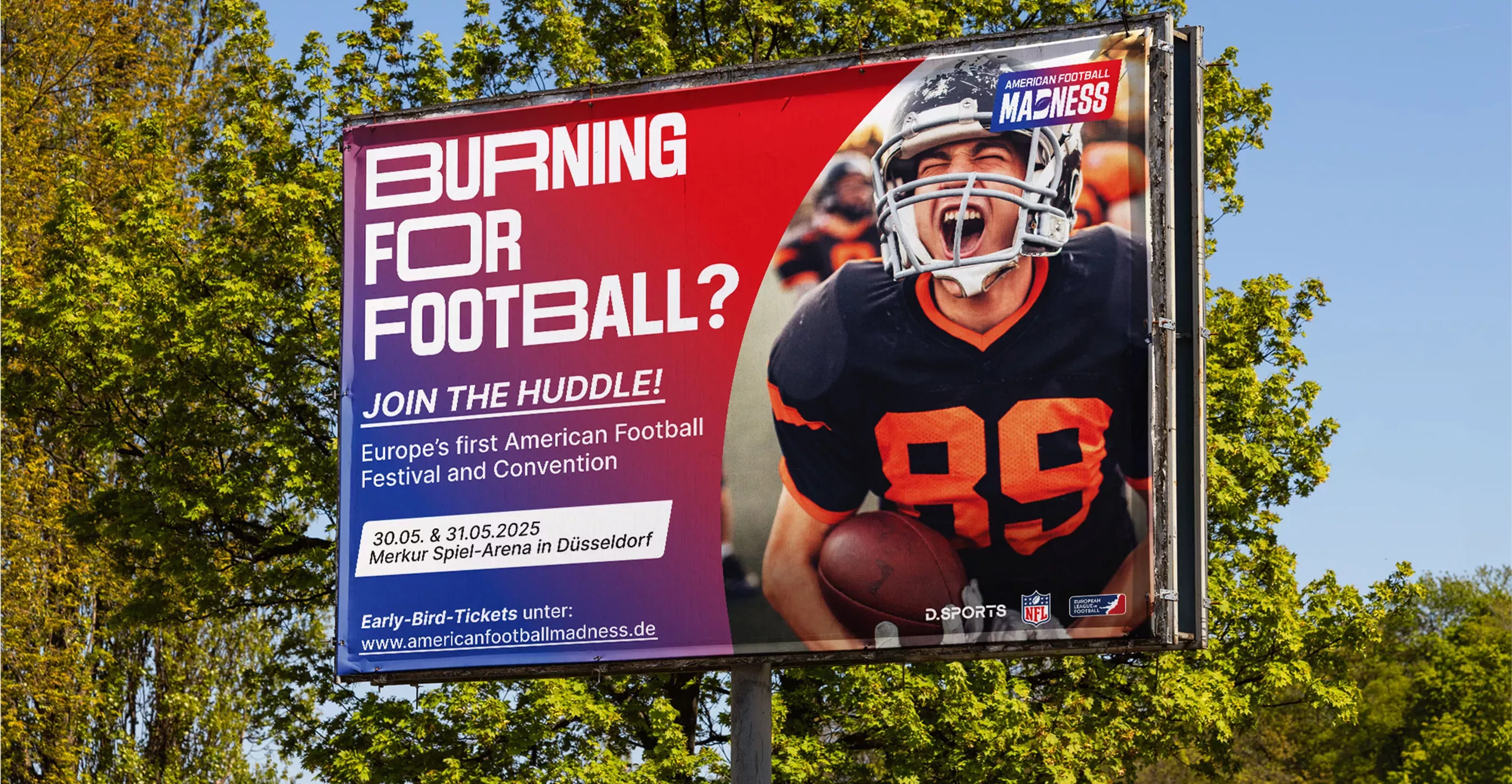 Großes Plakat mit Football-Spieler*in im schwarzen Trikot mit oranger Nummer 89, Text \