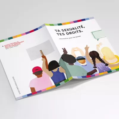 Aufgeschlagenes Heft mit der Titelseite „Deine Sexualität – Deine Rechte.“ und einer Illustration von Jugendlichen, die Schilder hochhalten und Handzeichen machen