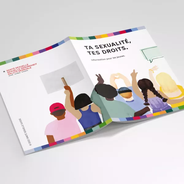 Aufgeschlagenes Heft mit der Titelseite „Deine Sexualität – Deine Rechte.“ und einer Illustration von Jugendlichen, die Schilder hochhalten und Handzeichen machen