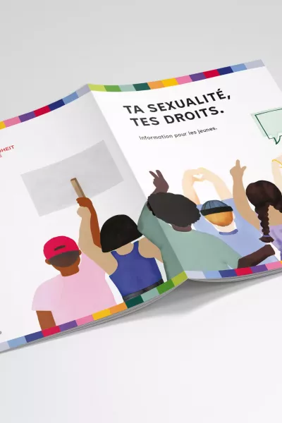 Open magazine with the title page „Deine Sexualität – Deine Rechte.“ (Your sexuality – your rights) and an illustration of young people holding up signs and making hand gestures