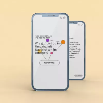 Smartphones mit dem Startscreen des Newstest – Inhalt des Screens: \