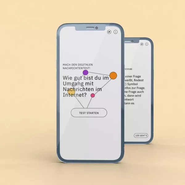 Smartphones mit dem Startscreen des Newstest – Inhalt des Screens: \