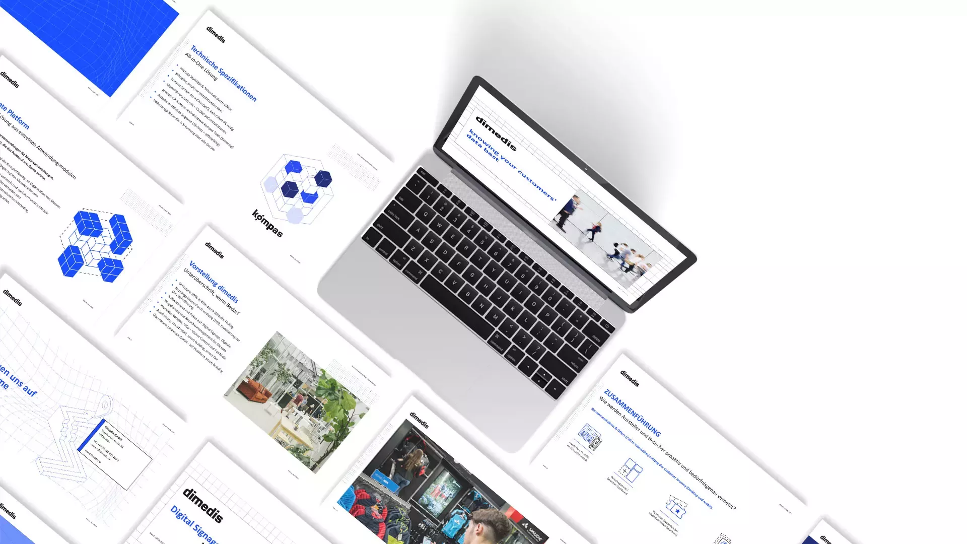 Aufgeklappter Laptop mit dimedis-Website auf dem Bildschirm, drumherum weitere Screenshots der Webseite mit Texten, Grafiken und Fotos in blau-weißem Design