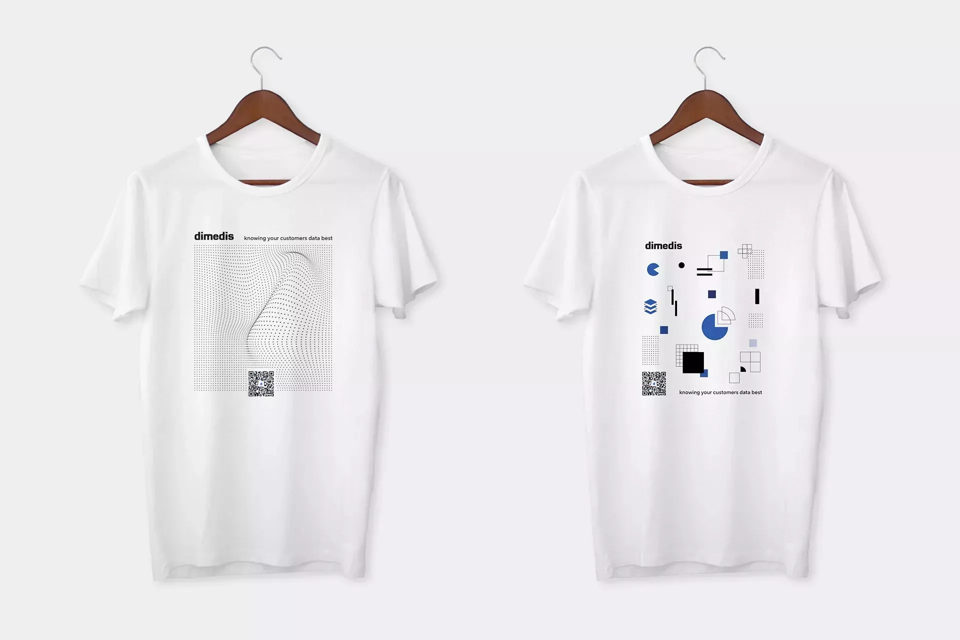 Zwei weiße T-Shirts auf Holzkleiderbügeln mit dimedis-Logo, QR-Code und grafischen Datenmustern in Schwarz und Blau