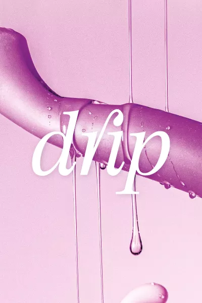 A purple sex toy floats in front of a pink background. The white inscription „drip“ is superimposed on it. Clear, viscous liquid drips down