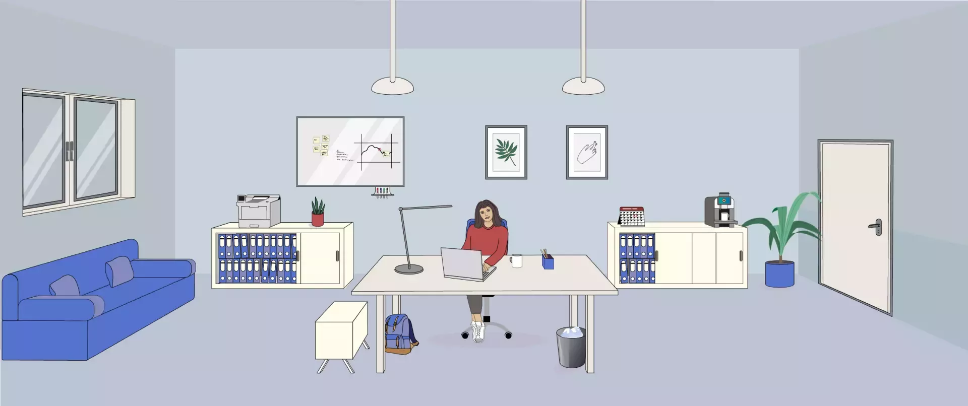 Illustration einer Szene in der Webanwendung: Weitwinkel-Ansicht eines modernen, ruhig wirkenden Büroraums mit Schreibtisch, Regalen, Pflanzen, Couch und Bildern an der Wand. Eine Person sitzt am Schreibtisch und arbeitet am Laptop
