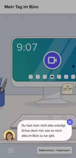 Mobile Ansicht der Webanwendung mit illustrierter Arbeitsplatz-Szene. Im Vordergrund erscheint eine Sprechblase der Figur „Mena“, die daran erinnert, dass noch nicht alle Aufgaben erledigt sind. Im Hintergrund ein Schreibtisch mit Monitor und Notizzettel