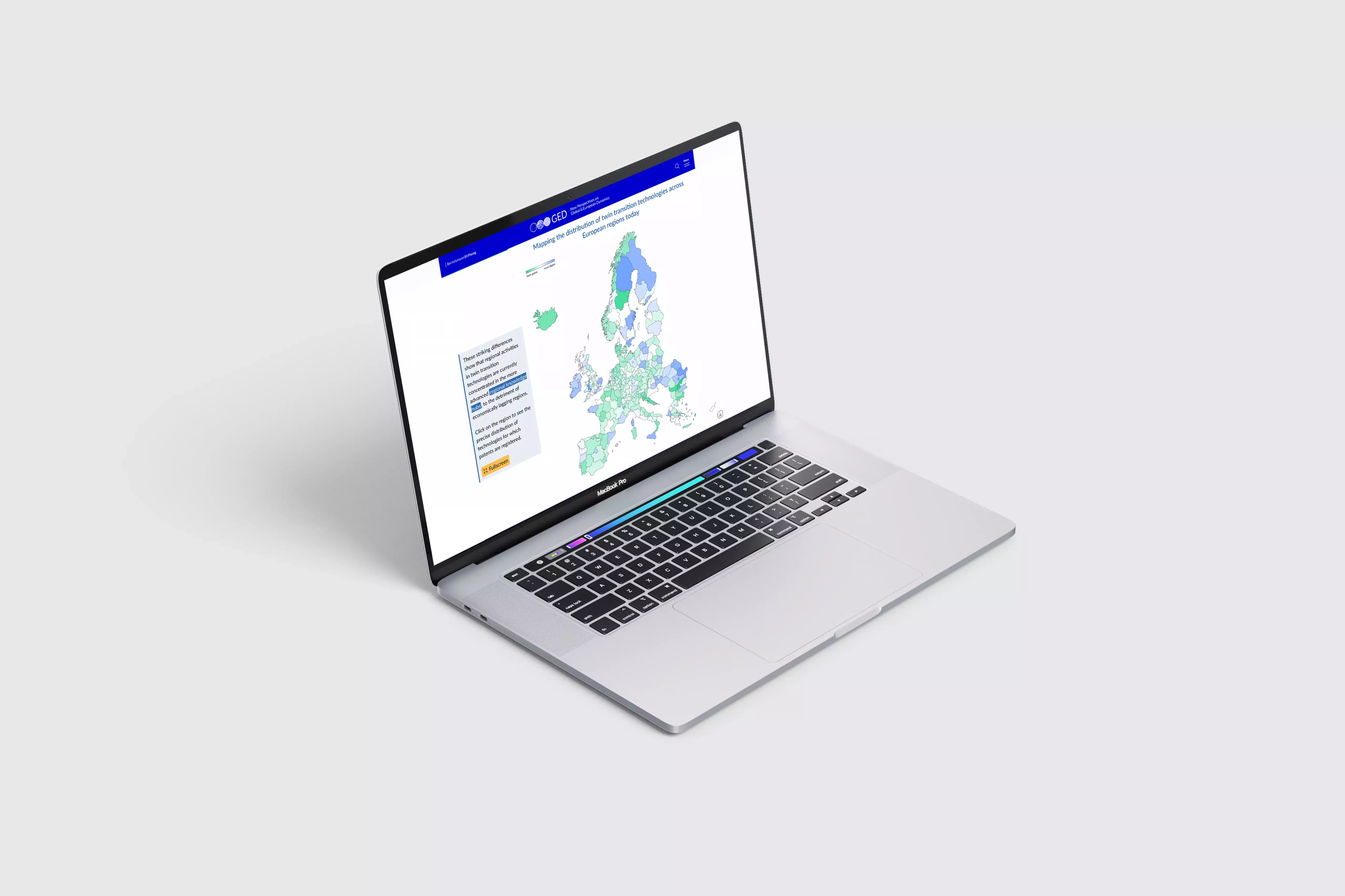 Laptop auf hellem Hintergrund, auf dem Bildschirm eine Europakarte mit grünen und blauen Flächen zur Verteilung von Technologien