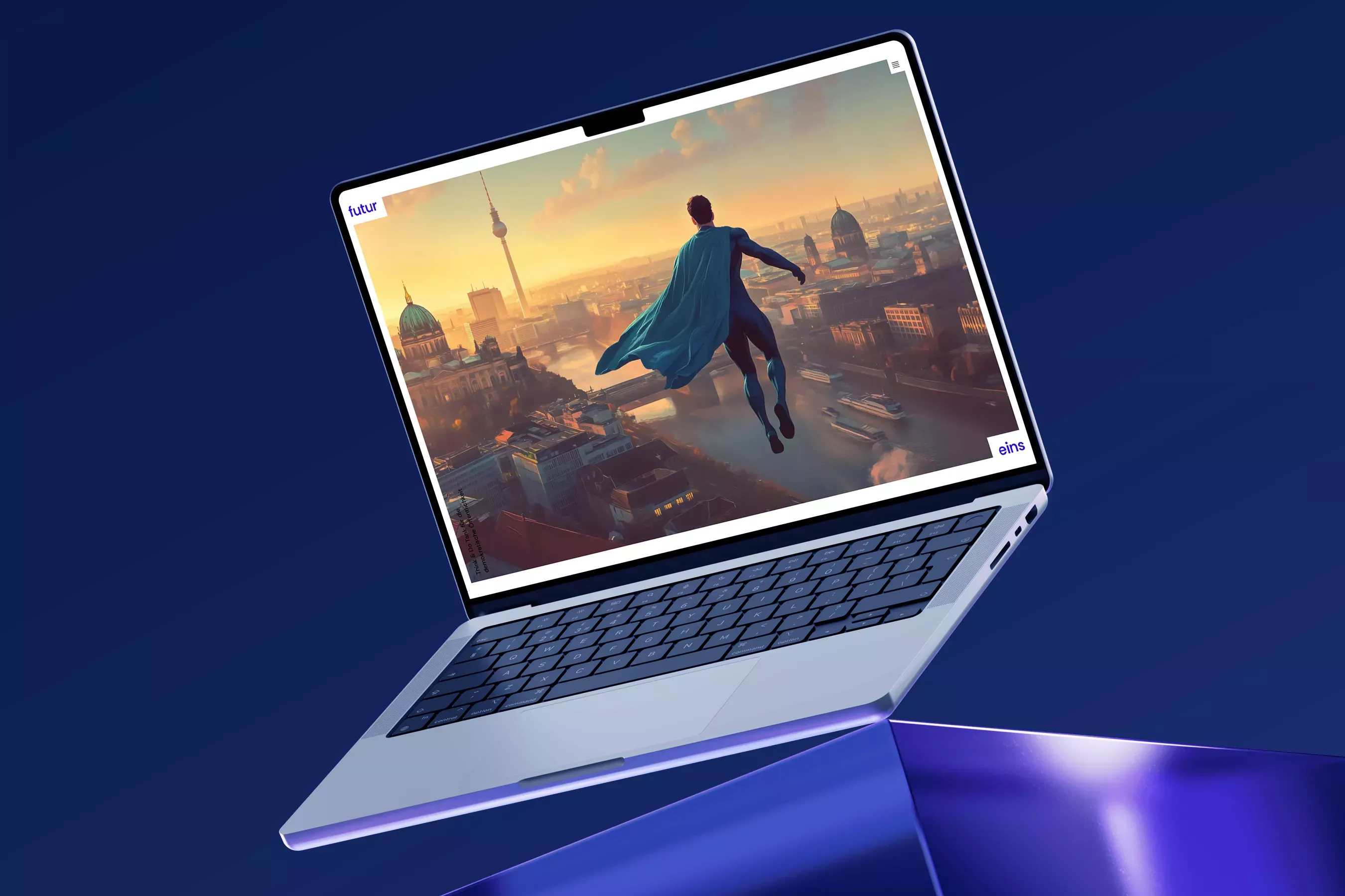 Laptop auf blauem Hintergrund, Bildschirm zeigt Illustration einer Superhelden-Figur mit Umhang über Stadtlandschaft mit Fernsehturm, Logo \