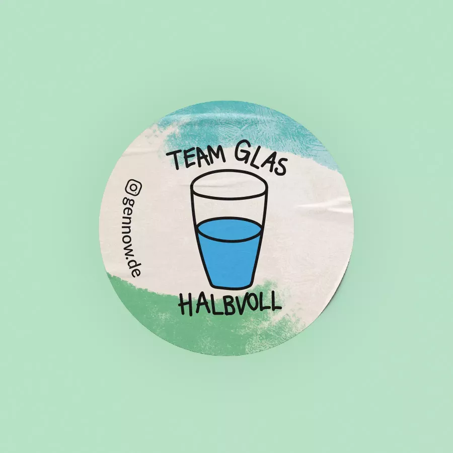 Round sticker with illustration of a half-full water glass, accompanied by the text „TEAM GLAS HALBVOLL“ (team glass half full) on a mint green background