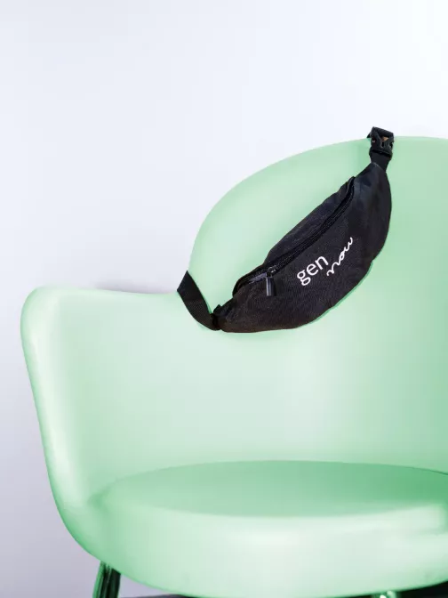 Schwarze Bauchtasche mit weißem \