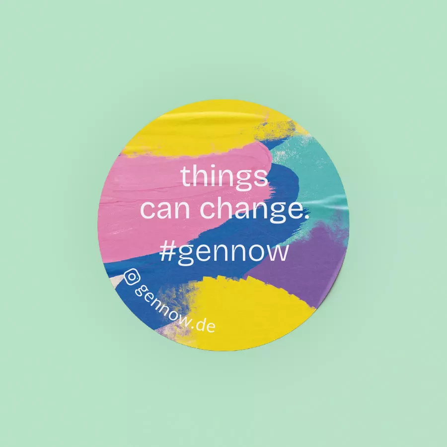 Runder Sticker mit bunten Farbflächen. Darauf steht in Weiß: „things can change. #gennow“, darunter Instagram-Handle „@gennow.de“