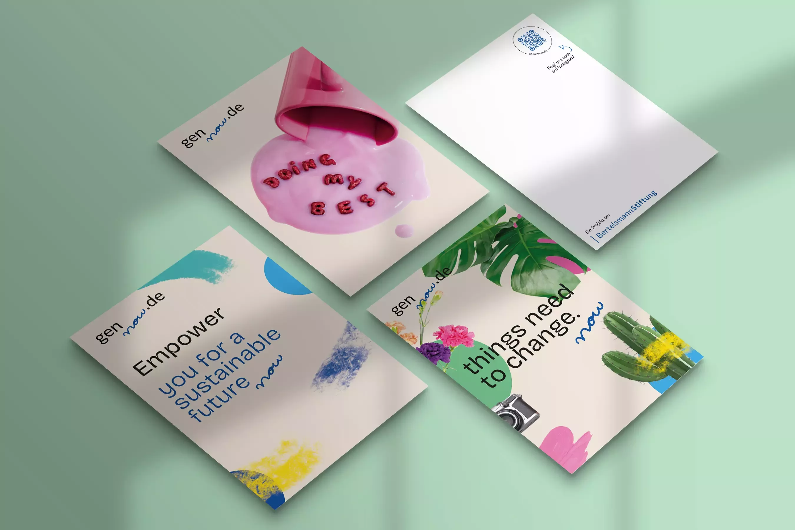 Vier bunte Postkarten im gen now Design mit Illustrationen, Pflanzen, Kamera und Überschriften wie \