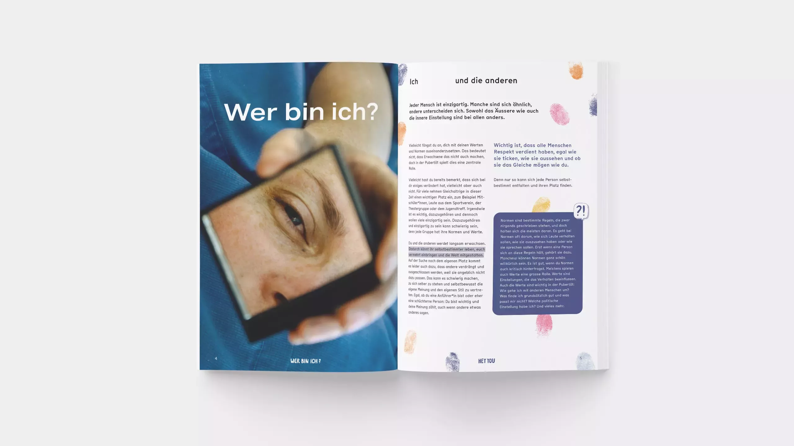 Aufgeschlagene Broschüre \