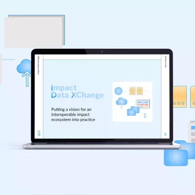 Aufgeklappter Laptop auf einem hellblauen Hintergrund mit der Startseite von „Impact Data XChange“, umgeben von Icons, die Dateien, Datentransfer und eine Weltkugel darstellen