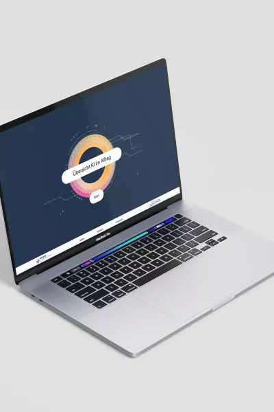 Silberner, geöffneter Laptop mit Startseite der Lernanwendung des Medienführerscheins, auf dem Bildschirm steht \