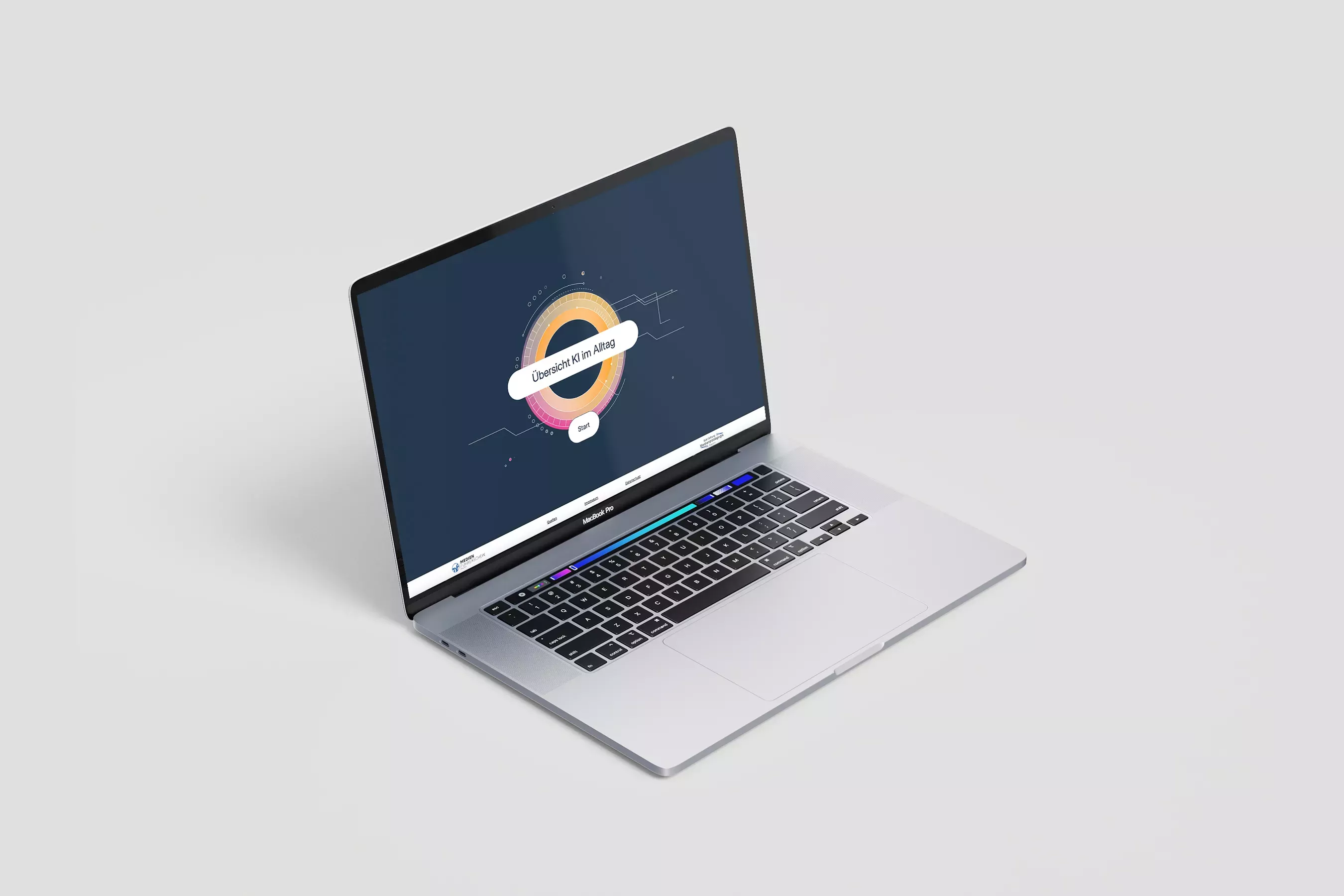 Silberner, geöffneter Laptop mit Startseite der Lernanwendung des Medienführerscheins, auf dem Bildschirm steht \