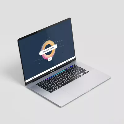 Silberner, geöffneter Laptop mit Startseite der Lernanwendung des Medienführerscheins, auf dem Bildschirm steht \