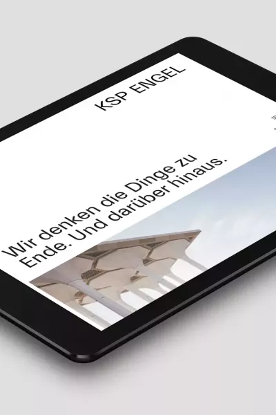 Tablet lies on a gray surface and displays the website of the architectural firm KSP Engel Architekten with the headline „Wir denken die Dinge zu Ende Und darüber hinaus“ (We think things through to the end and beyond.)