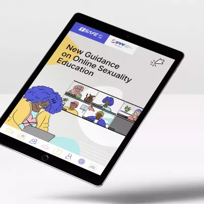 Ein schwebendes Tablet auf grauem Hintergrund zeigt das digitale Toolkit zur Comprehensive Sexuality Education