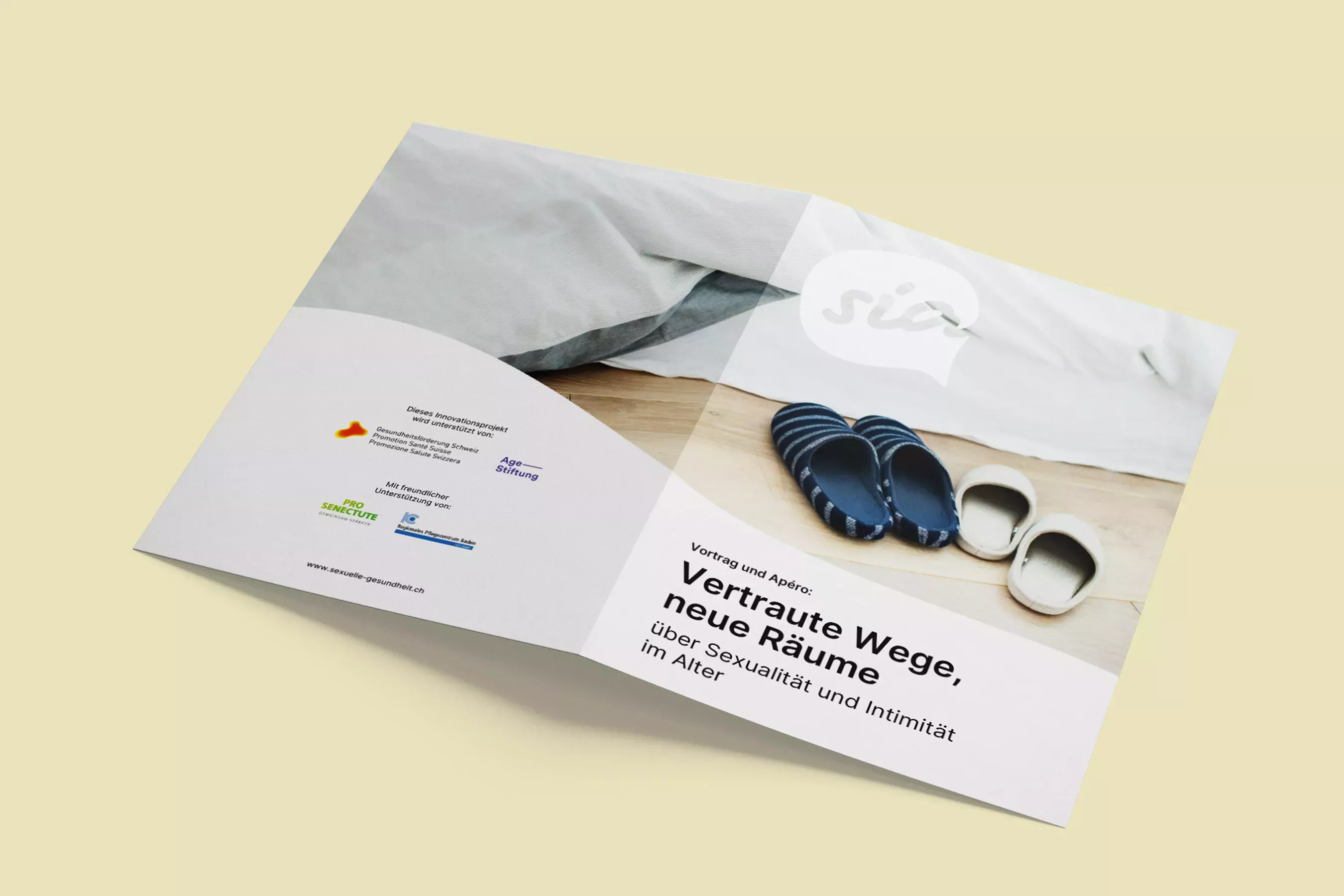 Flyer mit Bild von zwei Paar Hausschuhen vor einem hellen Bett und Text \