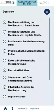 Mobile Ansicht der Webanwendung mit Übersicht aller Module, darunter Themen wie problematische Mediennutzung, Freizeitaktivitäten und digitaler Stress