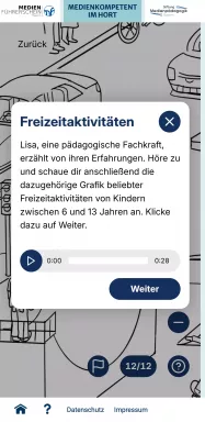 Mobile Ansicht der Webanwendung mit Textbox zum Thema Freizeitaktivitäten und Audioplayer, der von den Erfahrungen einer pädagogischen Fachkraft berichtet, im Hintergrund illustrierte Stadtszene