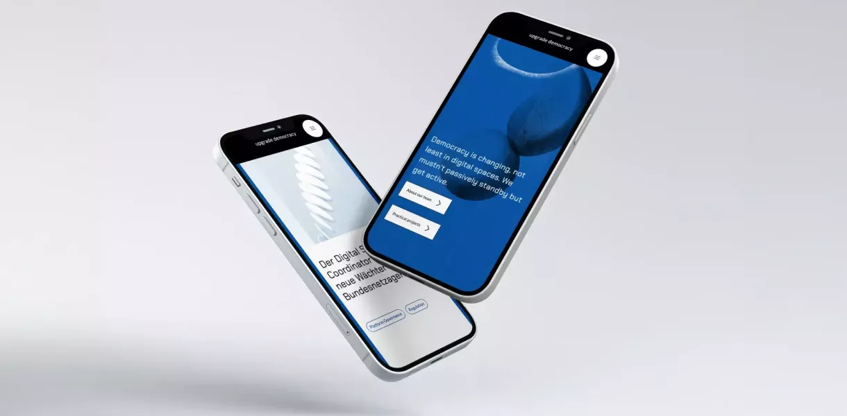 Zwei schwebende Smartphones mit der Webseite \
