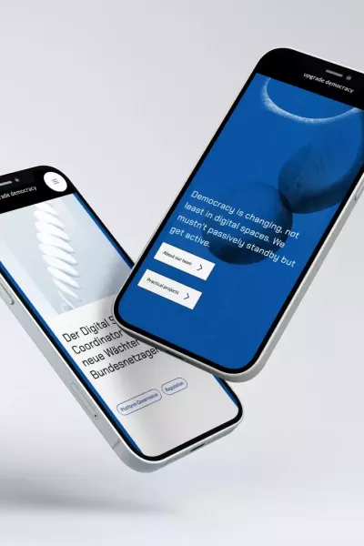 Zwei schwebende Smartphones mit der Webseite \