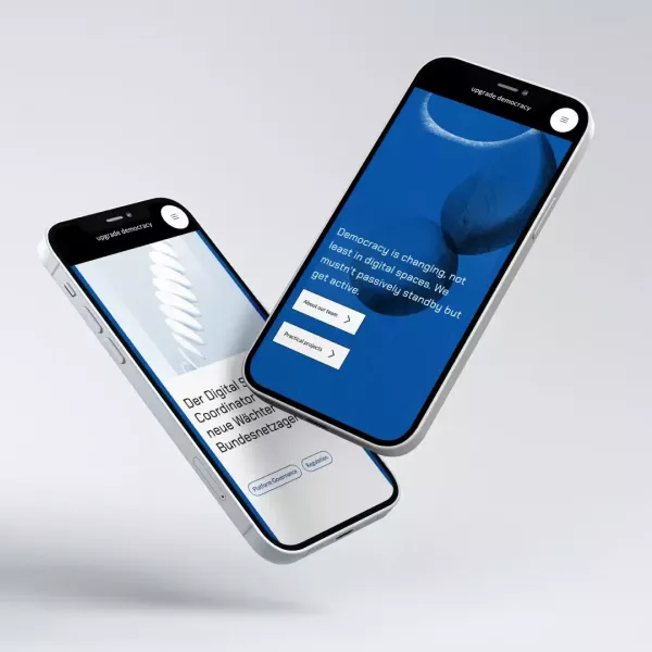 Zwei schwebende Smartphones mit der Webseite \