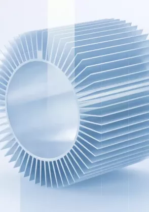 Abstrakte blau-silberne 3D-Illustration eines zylindrischen Objekts mit gleichmäßig angeordneten Lamellen ringsum