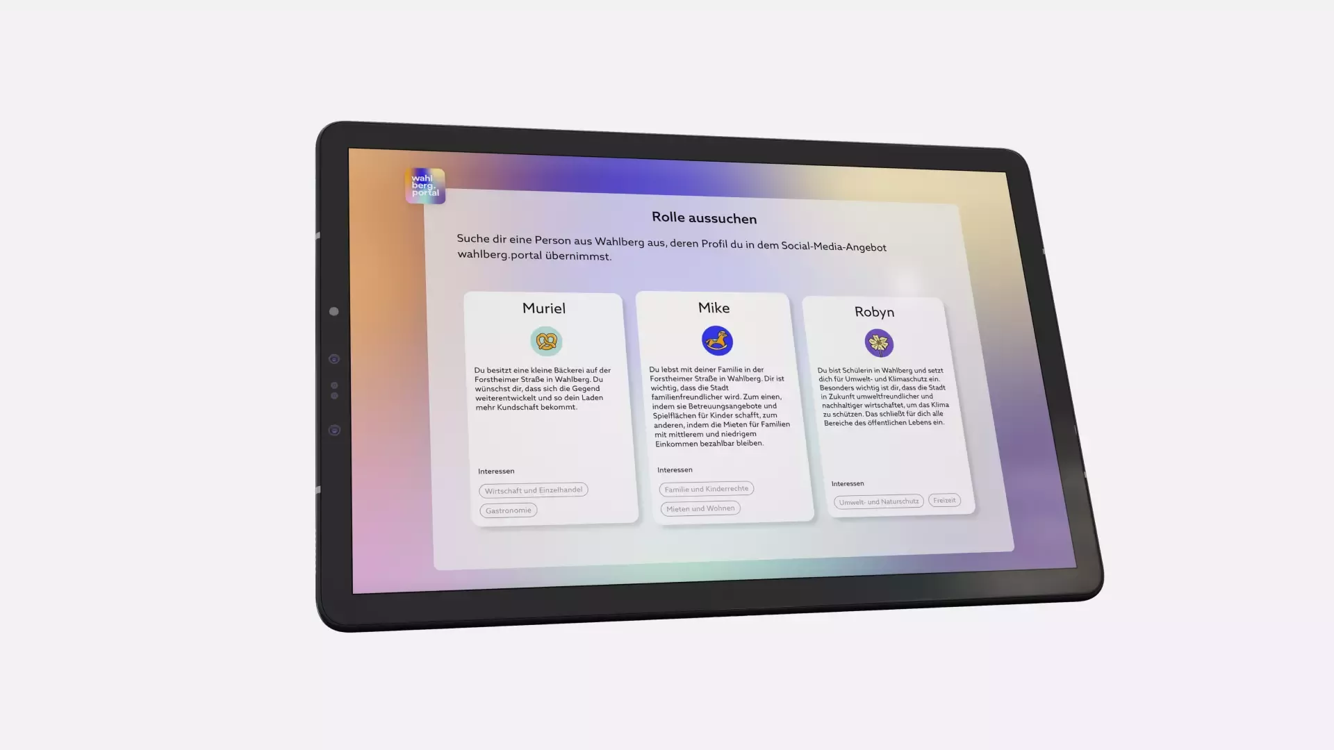 Tablet mit Auswahlansicht von drei Rollenprofilen, darunter Name, kurze Beschreibung und Interessenfelder auf buntem Farbverlauf-Hintergrund