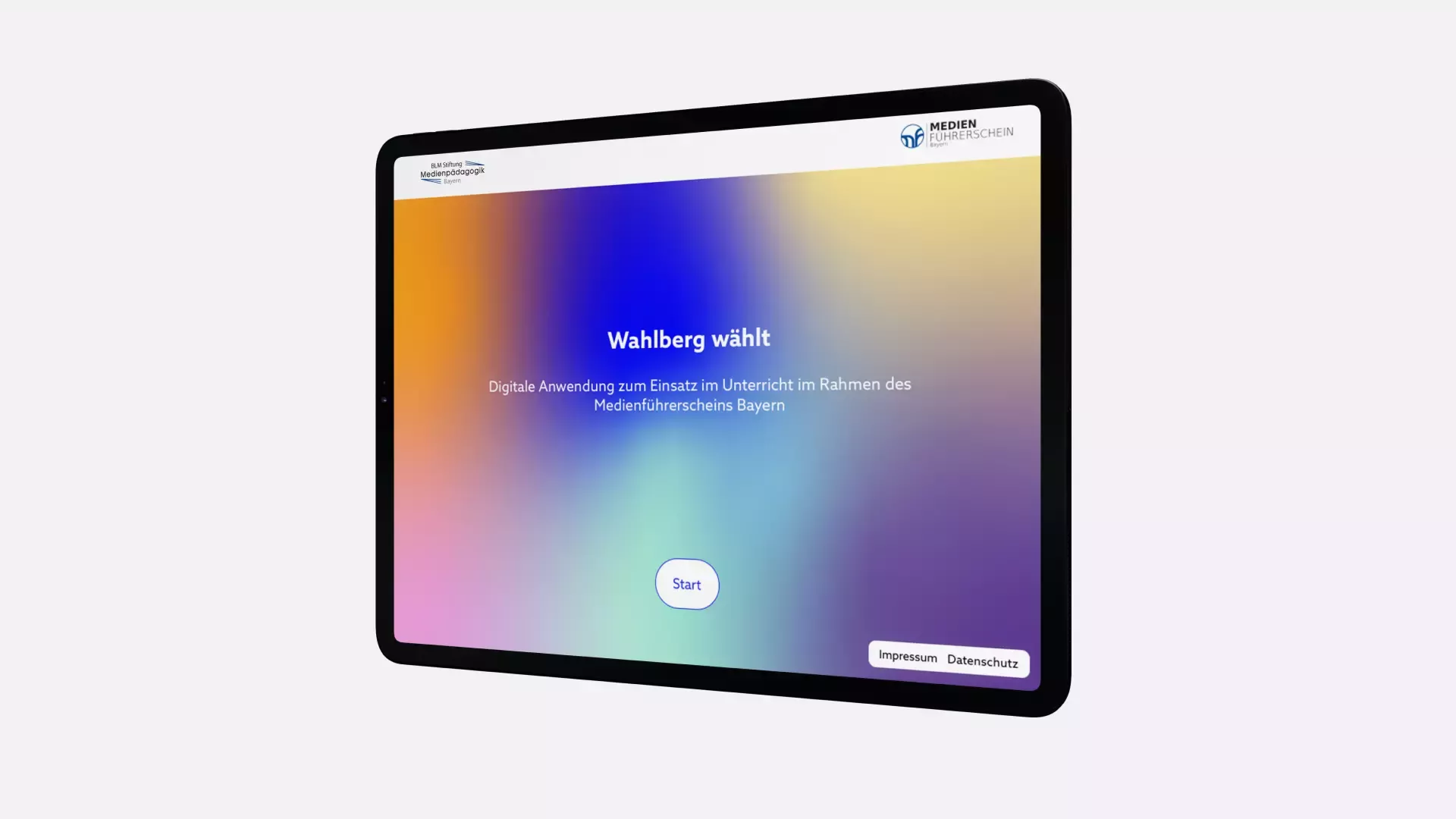 Tablet mit Startseite der Webanwendung auf buntem Farbverlauf-Hintergrund und Start-Button