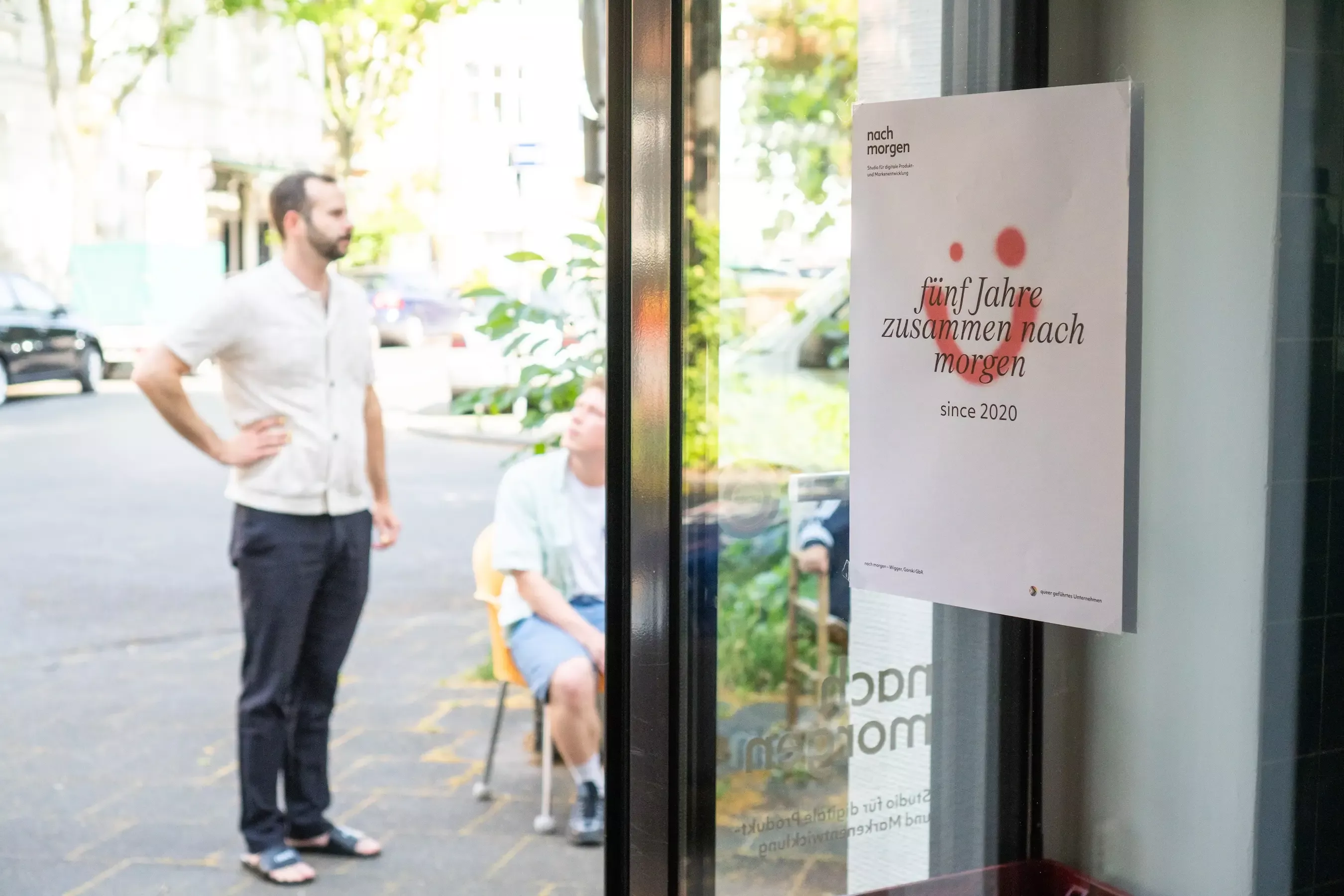 Plakat an Glastür mit Text \